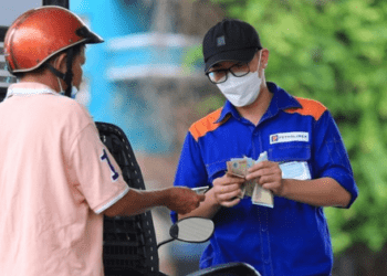 Giá xăng dầu hôm nay 15/10: "Lao dốc không phanh"