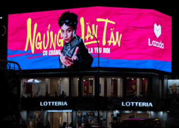 A billboard promotes the Ngung Lan Tan initiative. Photo courtesy of Lazada