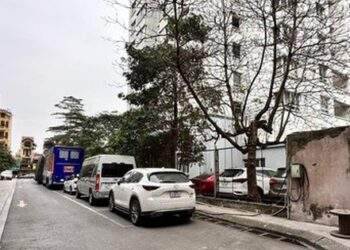 Người dân băn khoăn vì 'đường cong mềm mại' lọt giữa 2 tòa chung cư
