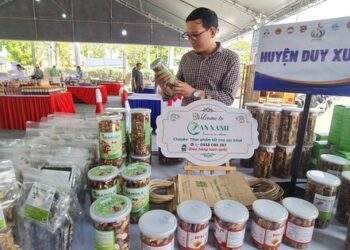 Người dân huyện Duy Xuyên (Quảng Nam) đi chợ không phải mang theo tiền mặt