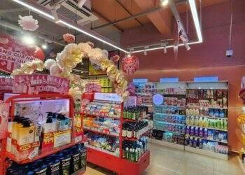 Nhiều siêu thị, cửa hàng đua nhau khuyến mãi, giảm giá "sập sàn"