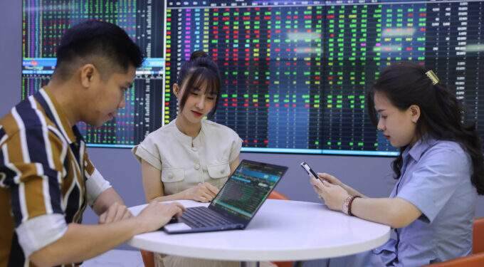 Stocks climb to highest in a week