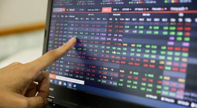 VN-Index declines as European, Asian stocks slip