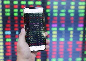 Vietnam stocks close October 1.79% lower