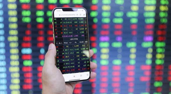 Vietnam stocks close October 1.79% lower