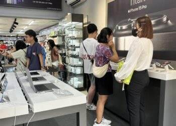 iPhone 15 Pro Max vẫn "hot" trong tuần đầu mở bán, không lo "khan" hàng, mua trực tiếp nhanh hơn cọc