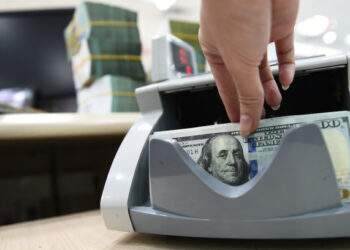 Dollar dips against dong on black market