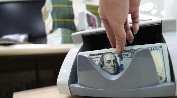 Dollar dips against dong on black market