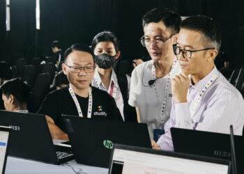 Bạn trẻ làm ứng dụng chia sẻ khóa học trực tuyến