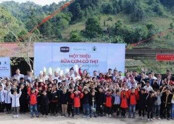CHIN-SU mang cơm có thịt đặc biệt lên vùng cao, “tiếp sức học trò, tiếp lửa thầy cô”