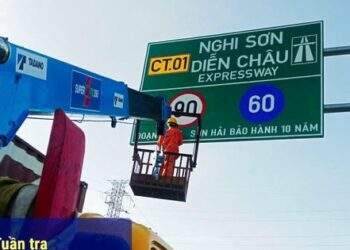 Các biển báo trên đường nếu ghi "Đường Sơn Hải bảo hành 10 năm" sẽ phải chỉnh sửa