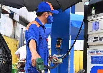 Dầu thô bật tăng dữ dội phiên cuối tuần