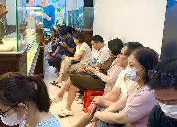Đến tiệm vàng vẫn muốn bán 'trao tay' vì sợ lỗ thêm; có điện không dám xem tivi
