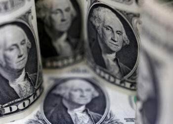 Dollar declines against dong on black market