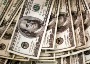 Dollar gains over dong, jumps overseas