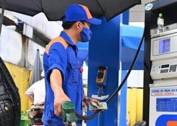 Giá xăng dầu trong nước bật tăng dữ dội