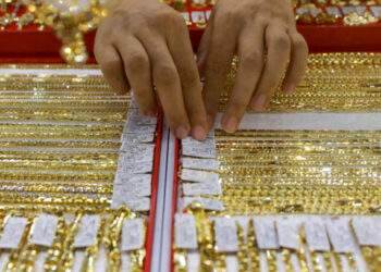 Gold price drops in Vietnam, gains globally