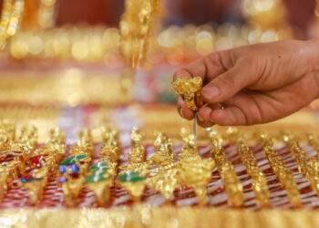 Gold price hits 2-week high