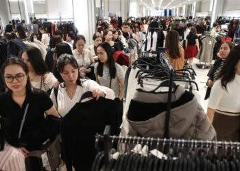 Hanoi, HCMC malls packed on Black Friday
