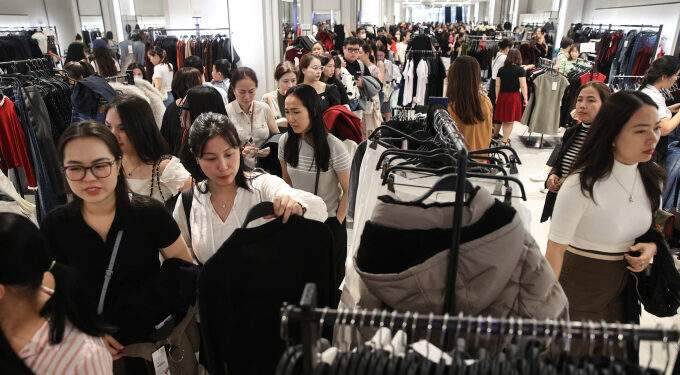 Hanoi, HCMC malls packed on Black Friday
