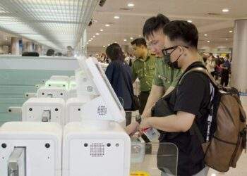 Nhiều sân bay mới áp dụng hệ thống cổng kiểm soát tự động, hành khách khi xuất nhập cảnh lưu ý gì?