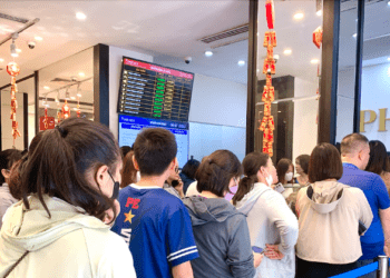 Tiệm vàng bán hàng kiểu 'đá bóng', khách chạy qua chạy lại như con thoi