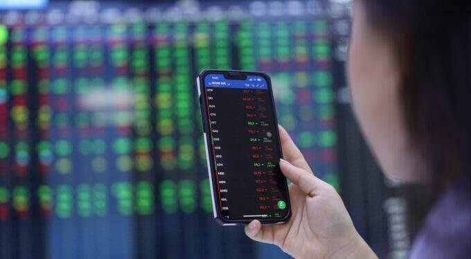 VN-Index barely changes as Asian stocks slide