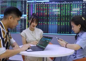 Vietnam stocks start week higher as European stocks hit 2-week high