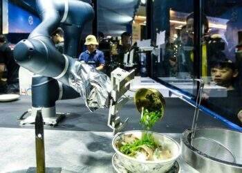 Công ty đứng sau robot nấu phở 'thành thục' từ trần phở, thêm thịt, thêm gia vị, hành... đến chan nước dùng