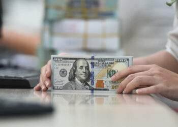 Dollar edges up against dong