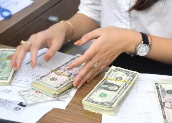 Dollar weakens against dong - VnExpress International