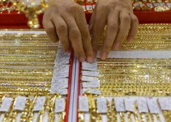 Gold prices dip in Vietnam, edge higher globally