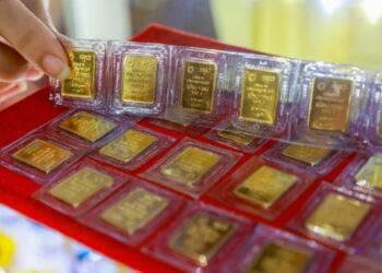 Gold prices plunge in Vietnam as global rates edge higher