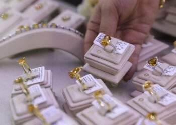 Gold ring price tiptoes up while global bullion rates rise