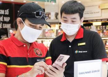 'Phượt thủ' Trần Đặng Đăng Khoa trải nghiệm Note20 tại FPT Shop