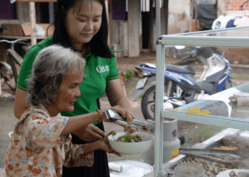 Quán hủ tíu ven đường của người phụ nữ nặng 27kg