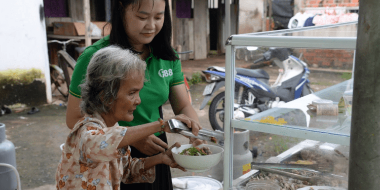 Quán hủ tíu ven đường của người phụ nữ nặng 27kg