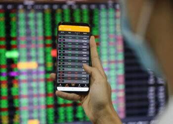 Stocks close week in green