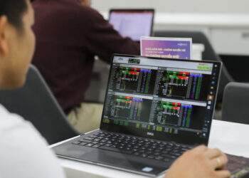 Stocks stay flat for 3 weeks