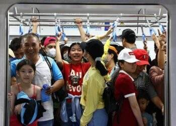 Thousands queue for HCMC's first metro