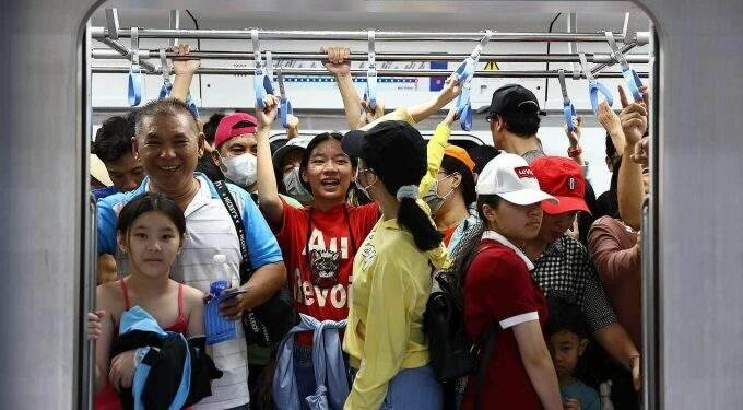 Thousands queue for HCMC's first metro