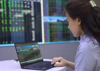 VN-Index edges higher as global stocks rise