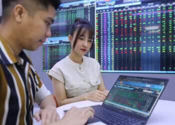 VN-Index starts week slightly up