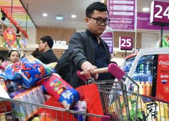 Chen nhau sắm tết trong trung tâm thương mại tại Hà Nội