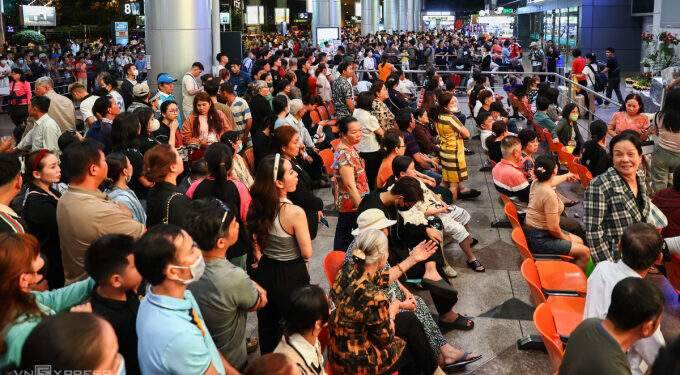 Does an entire family need to hire a 45-seat bus to pick up one overseas relative coming home for Tet?