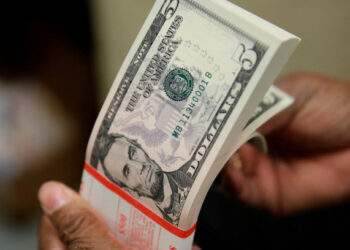 Dollar plunges to 3-month low against dong