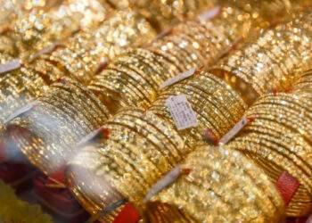 Gold prices surge as global rates inch higher