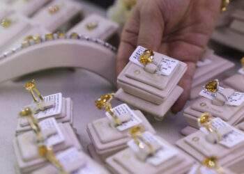 Gold ring price edges lower