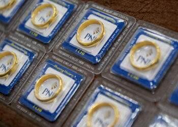 Gold ring price inches down
