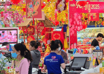 Hàng hóa Tết khuyến mãi tưng bừng